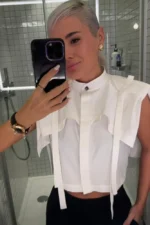 Ava Shirt Crop με λεπτομέρειες από κάπα και επωμίδες στους ώμους.